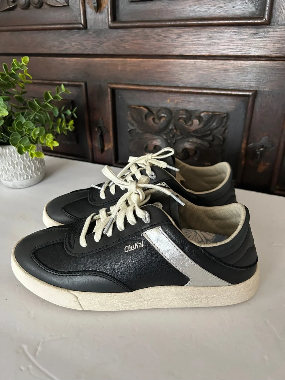 Quiksilver Men’s Black Sneakers with White Stripe